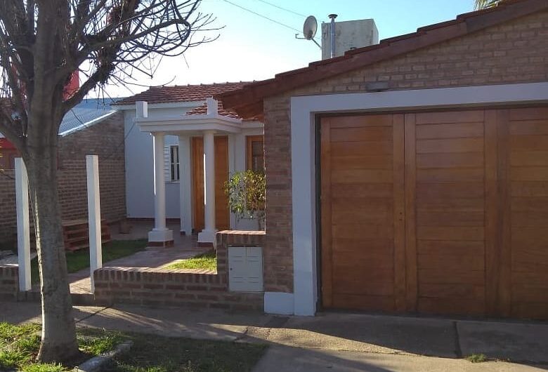CASA 2 DORMITORIOS CON PISCINA Y GALERÍA